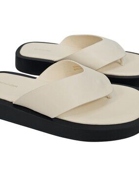 Pretty Little Things Womens 5 Cream Sandal Toe Post Flip Flops Chunky Slip-on